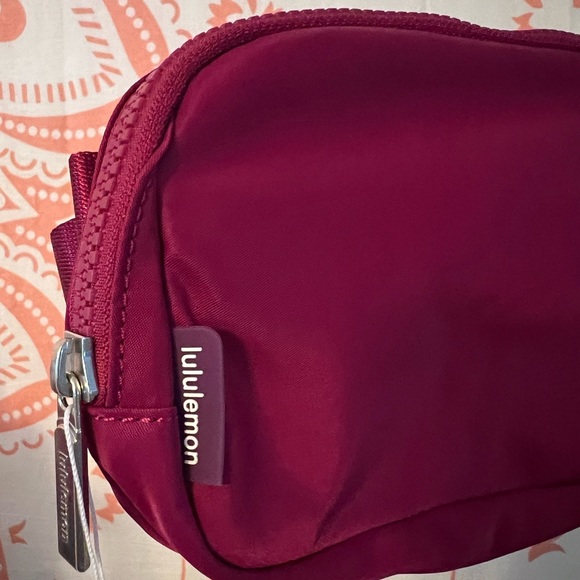 BRAND NEW WITH TAGS! LULULEMON ATHLETICA everywhere belt bag - wild berry - Picture 3 of 5